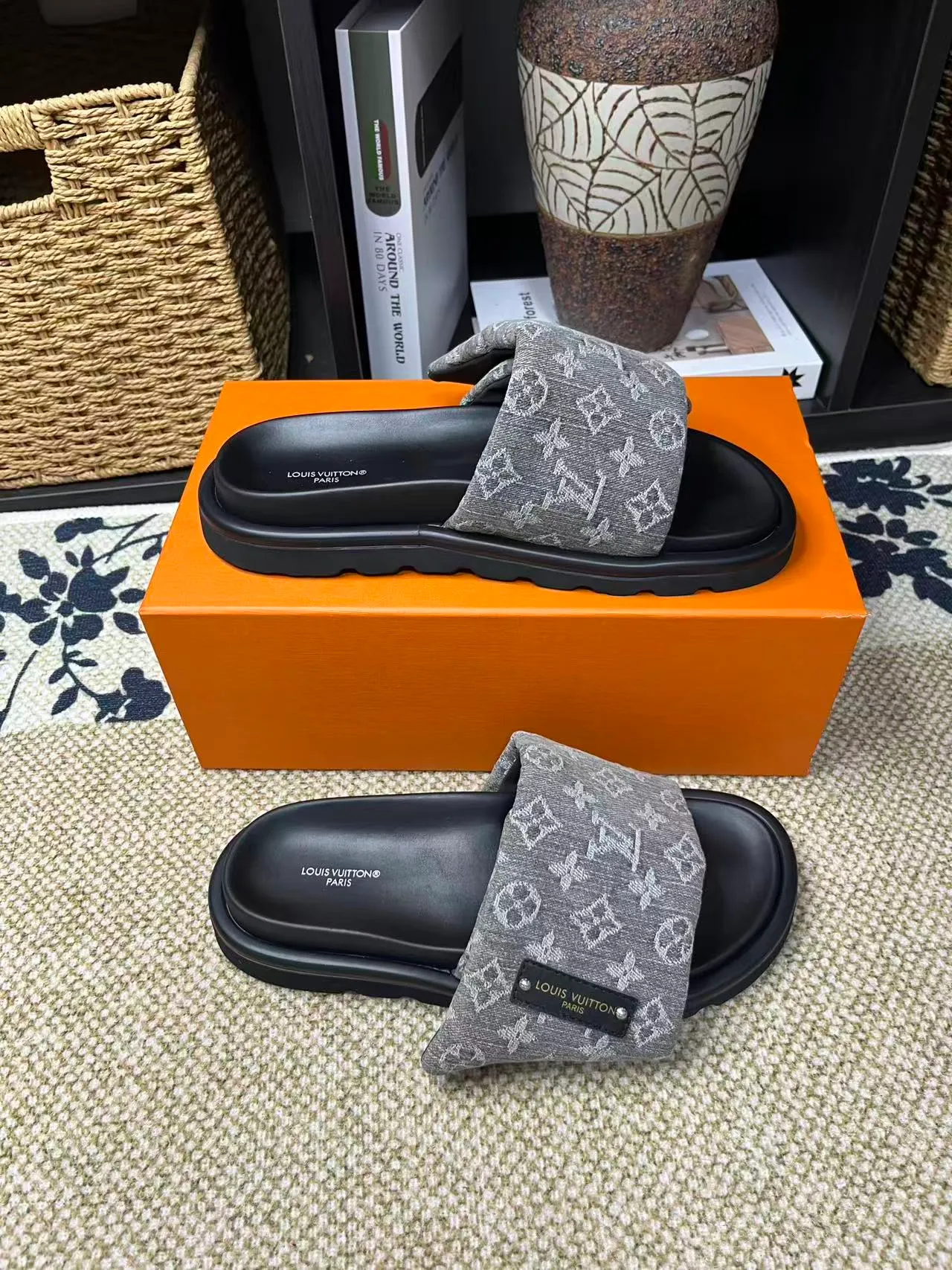 P340 [New Style] [LOUIS VUITTON] Louis Vuitton, LV printing, men's and women's slippers are now on the market, packed in drawer boxes with cloth bags and cards, the upper pattern looks very soft and waxy, and is a super versatile leg slimming tool. Fabric: imported denim/canvas/old fabric, LV hardware LOGO, official website pattern printing, comfortable to wear, feet: high-elastic PU water table. Sole: foam sole, heel height: about 5cm. Code number: 35-46, 35, 45, 46 are custom-made and non-returnable. Color: multiple colors and styles available.